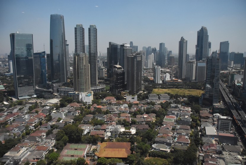 Suasana gedung perkantoran dilihat dari kawasan Kuningan, Jakarta pada Agustus 2019 lalu. Colliers International memperkirakan pertambahan ruang perkantoran hanya meningkat tiga persen pada tahun ini akibat kebijakan WFH.