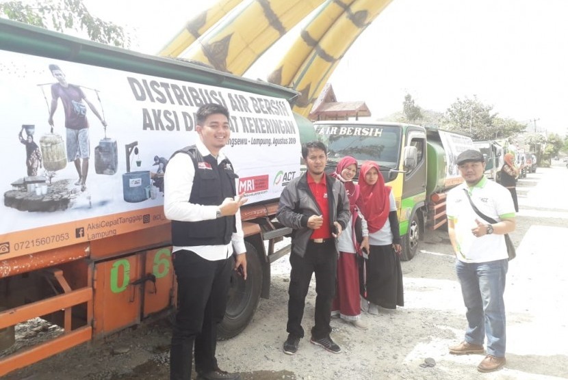 Sejumlah mobil tangki air bersih bergerak menuju desa-desa terdampak kekeringan di Kecamatan Banyumas, Kabupaten Pringsewu, Lampung