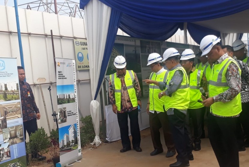 Wakil Presiden RI Jusuf Kalla meninjau progress pembangunan Universitas Islam Internasional Indonesia (UIII) di Depok, Jawa Barat, Kamis (22/8).
