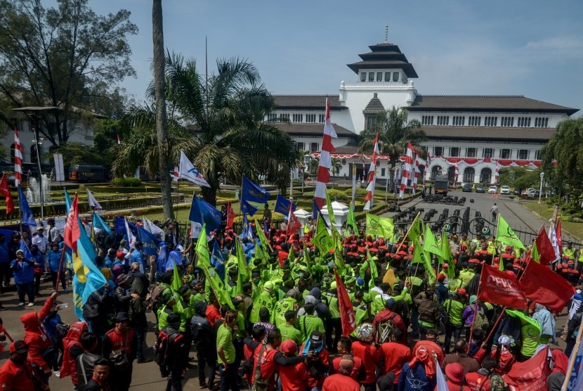 Massa aksi yang tergabung dari berbagai organisasi buruh melakukan aksi di halaman Gedung Sate, Bandung, Jawa Barat, Kamis (22/8/2019).