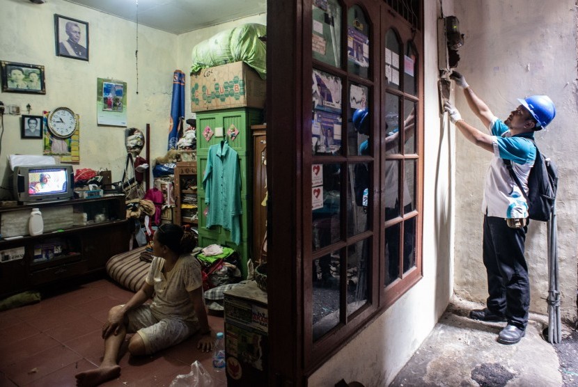 Petugas PLN melakukan pengecekan instalasi jaringan listrik di pemukiman padat penduduk kawasan Tambora, Jakarta pada 2019 lalu. Petugas PLN akan kembali mengaktifkan pencatatan meter secara langsung oleh petugas catat meter mulai Mei 2020.