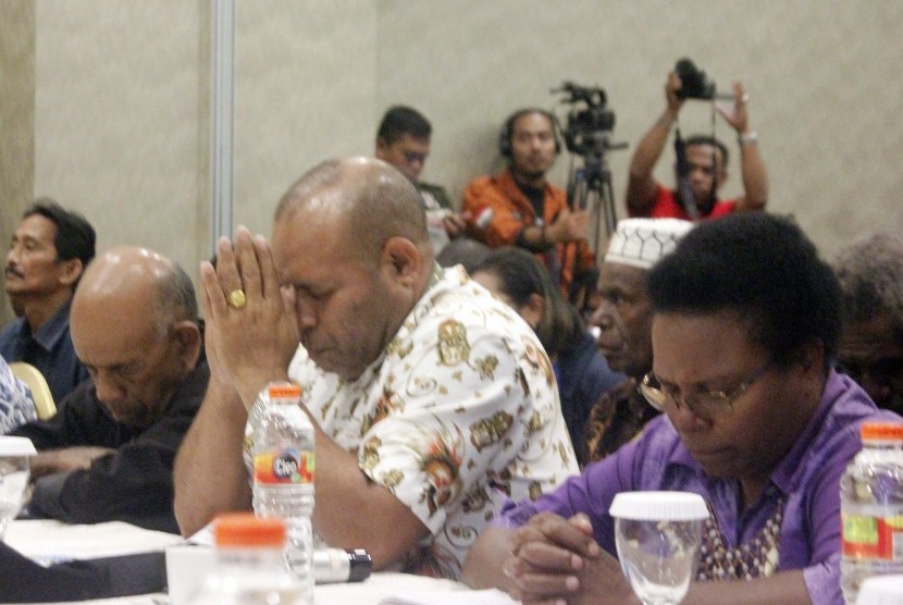 Sejumlah tokoh masyarakat berdoa saat pertemuan dengan Menkopolhukan di Kota Sorong, Papua Barat, Kamis (22/8/2019). 