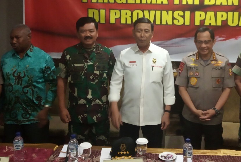 Menko Polhukam Wiranto (kedua kanan) bersama Kapolri Jenderal Pol Tito Karnavian (kanan), Panglima TNI Marsekal TNI Hadi Tjahjanto (kedua kiri) dan Gubernur Papua Barat Dominggus Mandacan berdialog dengan dengan sejumlah tokoh di Manokwari, Papua Barat, Kamis (22/8/2019). 