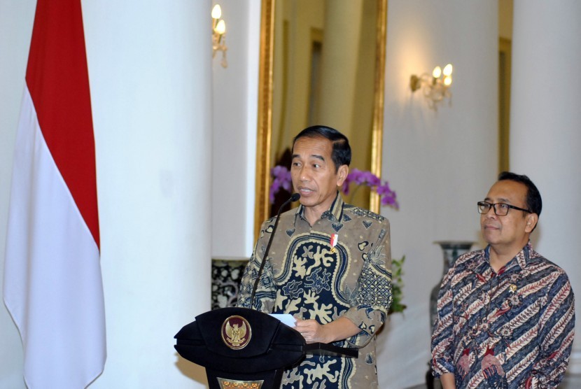 Presiden Joko Widodo (kiri) didampingi Menteri Sekretaris Negara Pratikno (kanan) memberikan keterangan kepada awak media di Istana Kepresidenan Bogor, Jawa Barat, Kamis (22/8/2019). 