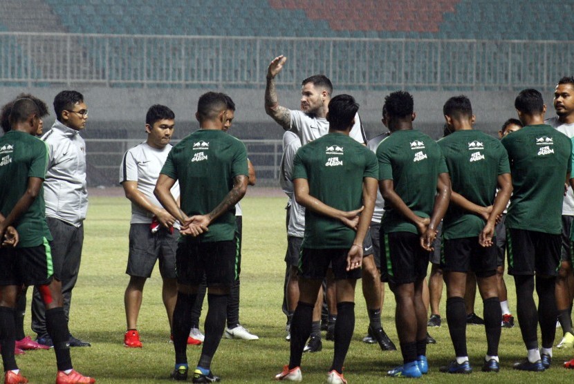 Pelatih tim nasional Indonesia senior Simon McMenemy (tengah) memberikan arahan kepada pemain timnas saat sesi latihan di Stadion Pakansari, Cibinong, Bogor, Jawa Barat, Kamis (22/8/2019). 