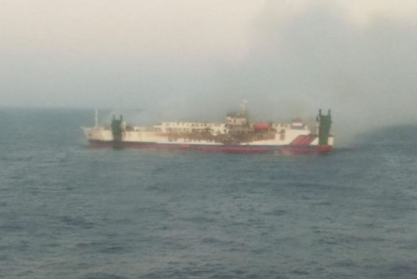 Kapal Ro-Ro KM Santika Nusantara terbakar di perairan Masalembo, Jatim. Kapal ini mengangkut sebanyak 111 penumpang dan 84 kendaraan. 