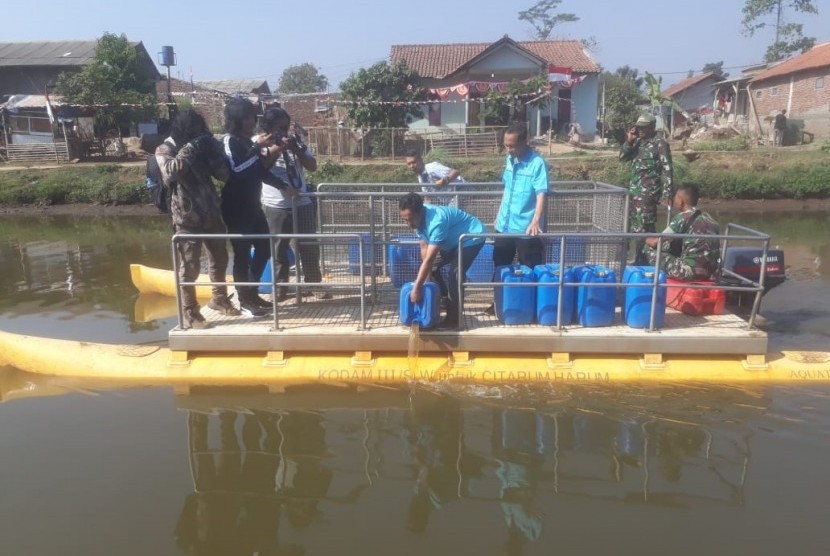 Satgas Citarum Harum memasukkan bakteri MR 8 ke oxbow sungai Citarum di Bojongsoang, Kabupaten Bandung, Jumat (23/8). 