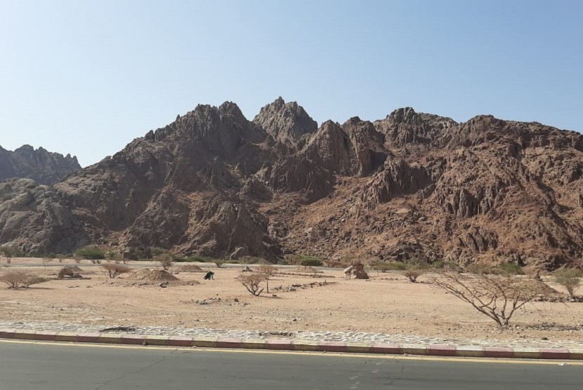 Sejumlah jamaah mencoba menikmati sensasi di Jabal Magnet, Madinah, Kamis (22/8). Jabal magnet menjadi fenomenal dengan dugaan adanya kekuatan magnet di kawasan ini. Setiap tahun puluhan hingga ratusan ribu orang berkunjung ke Jabal Magnet. 