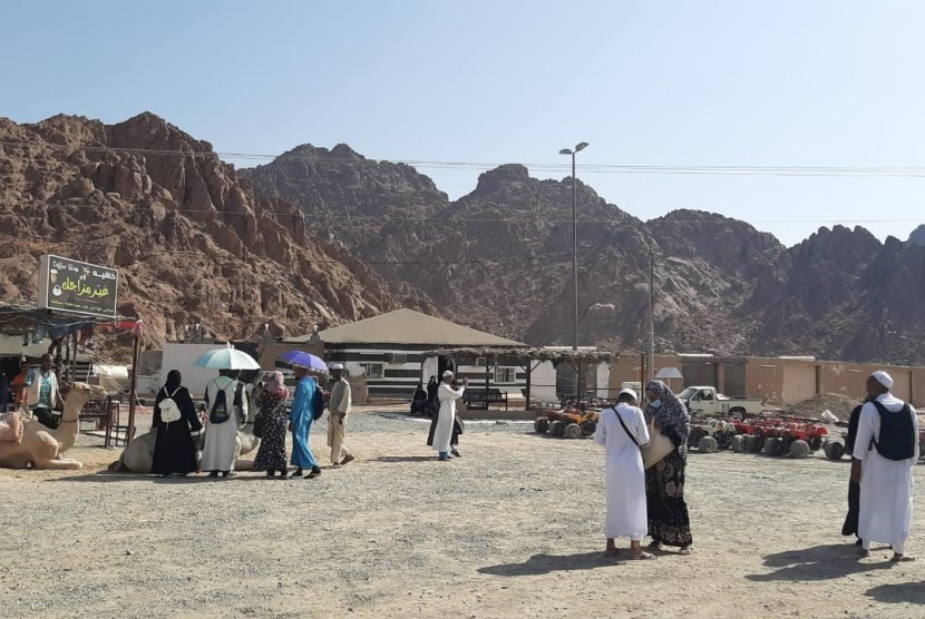Sejumlah jamaah mencoba menikmati sensasi di Jabal Magnet, Madinah, Kamis (22/8). Jabal magnet menjadi fenomenal dengan dugaan adanya kekuatan magnet di kawasan ini. Setiap tahun puluhan hingga ratusan ribu orang berkunjung ke Jabal Magnet. 