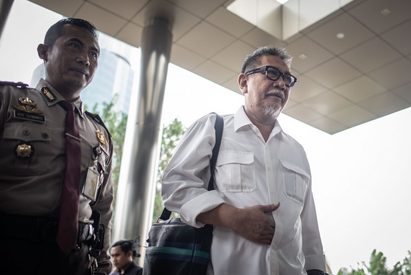 Mantan Wagub Jawa Barat Deddy Mizwar (kanan) bersiap menjalani pemeriksaan di Gedung KPK, Jakarta, Jumat (23/8/2019). 