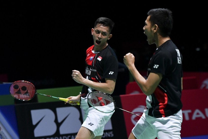 Ekspresi ganda putra Indonesia Fajar Alfian (kanan) dan Muhammad Rian Ardianto saat mendapatkan poin ketika melawan ganda putra Malaysia Goh V Shem dan Tan Wee Kiong pada babak ketiga Kejuaraan Dunia Bulu Tangkis 2019 di St. Jakobshalle, Basel, Swiss, Kamis (22/8/2019).