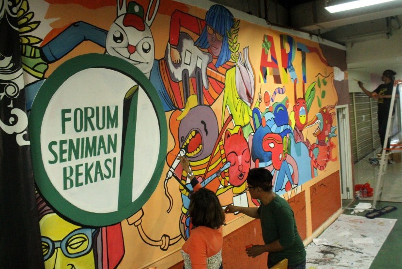 Seniman menyelesaikan pembuatan mural di dinding salah satu pusat perbelanjaan, di Bekasi, Jawa Barat. (Ilustrasi)