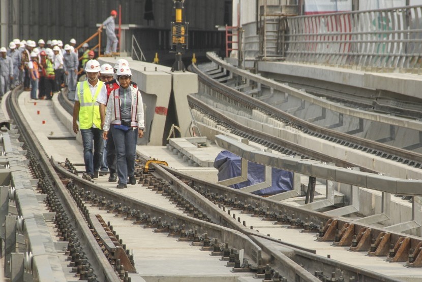 Menteri BUMN Rini Soemarno (depan) melihat lintasan LRT di Stasiun Harjamukti, Cibubur, Jakarta Timur, Jumat (23/8/2019).