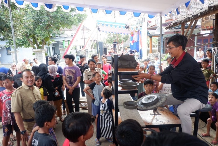 Mahasiswa Universitas Muhammadiyah Malang (UMM) melalui Kelompok Kuliah  Kerja Nyata (KKN) 34 menciptakan inovasi mesin gerabah kepada para  pengrajin Desa Pagelaran, Kabupaten Malang.