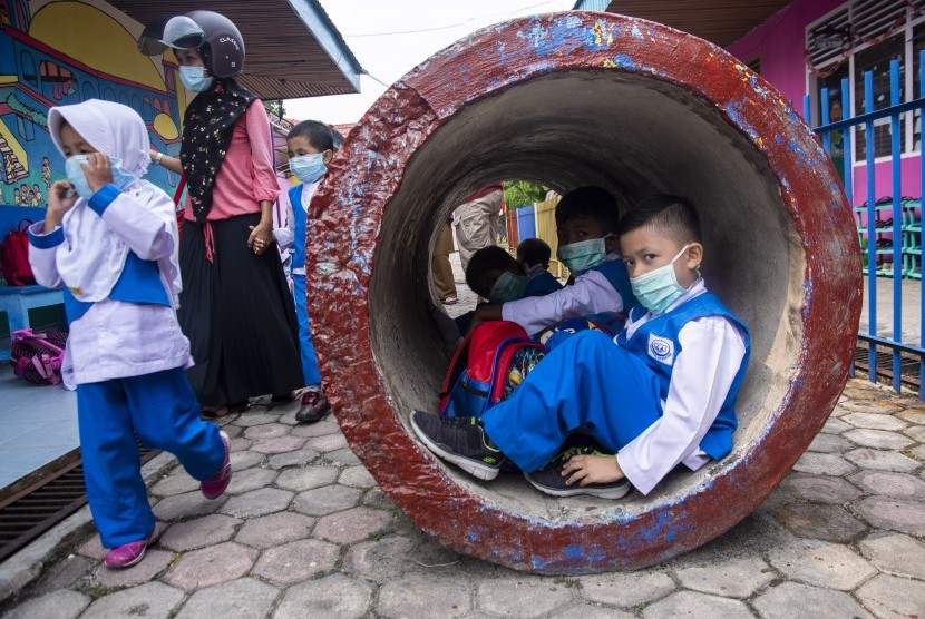 Sejumlah murid TK Islam Akramunnas menggunakan masker saat kabut asap menyelimuti (ilustrasi)