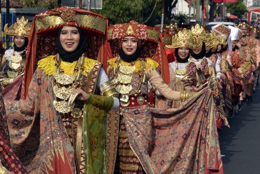 Parade pawai budaya pakaian adat Lampung yang menggambarkan keberagaman adat budaya yang ada di Provinsi Lampung, di Lampung, Minggu (25/8/2019). 