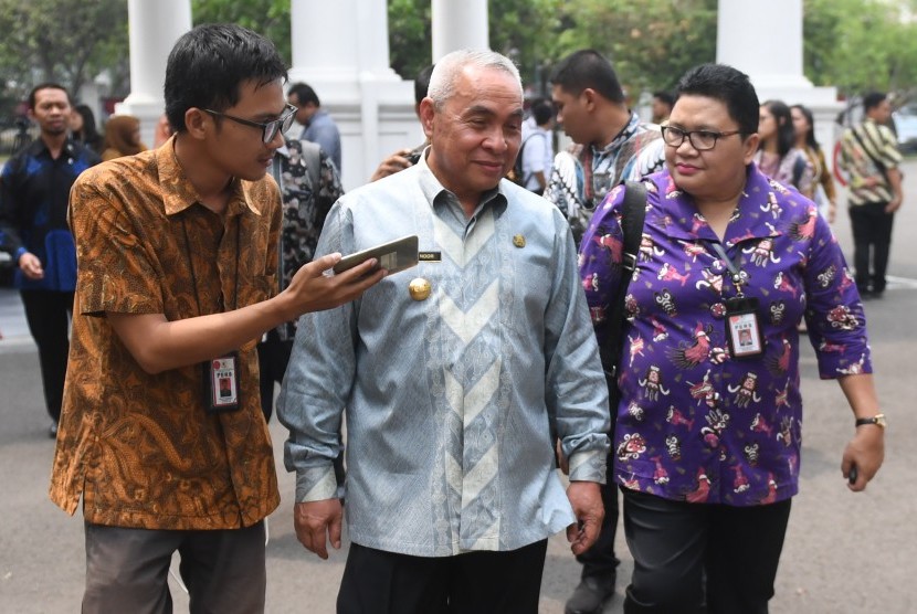 Gubernur Kalimantan Timur Isran Noor (tengah).