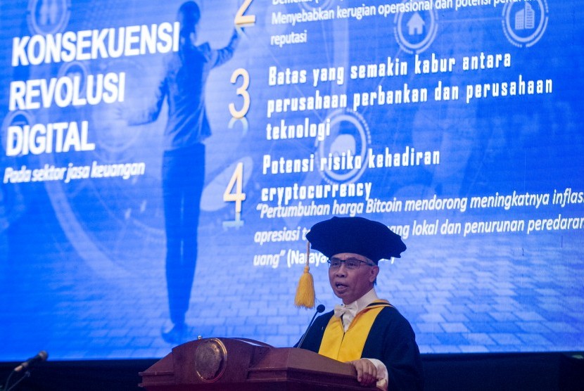 Ketua Dewan Komisioner Otoritas Jasa Keuangan (OJK) Wimboh Santoso memberikan pidato pengukuhan pada acara Sidang Senat Terbuka di Auditorium UNS, Solo, Jawa Tengah, Senin (26/8/2019). 