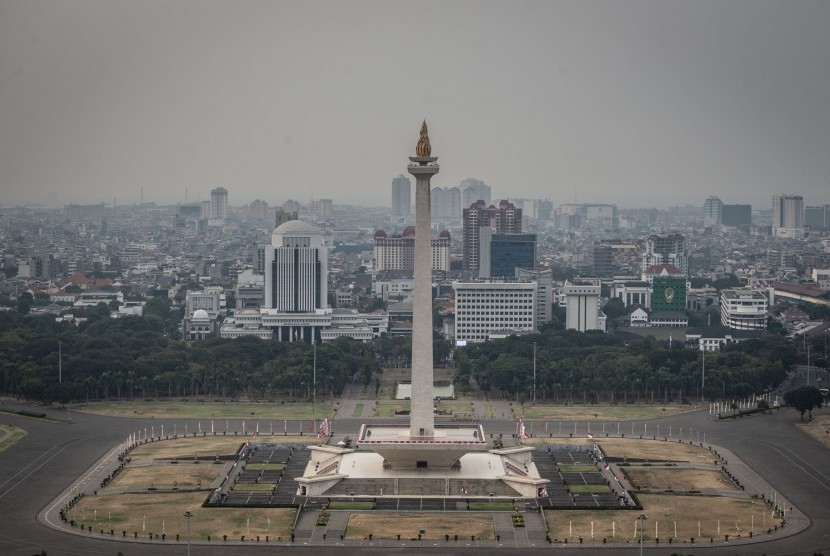 Pemandangan Monumen Nasional (Monas) yang berada di jantung kota Jakarta, Senin (26/8). Produk Domestik Bruto (PDB) 2020 di negara-negara OKI diproyeksi merosot. Semua negara merevisi kebawah proyeksi pertumbuhannya. 