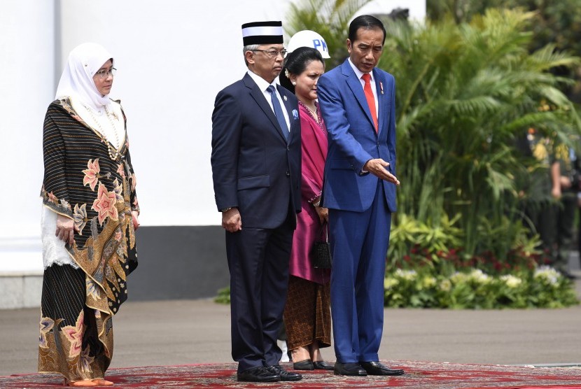 Presiden Joko Widodo (kanan) didampingi Ibu Negara Iriana Joko Widodo (kedua kanan) menyambut Raja Malaysia Sri Paduka Baginda Yang Dipertuan Agong XVI, Sultan Abdullah Ri'ayatauddin Al Mustafa Billah Shah Ibni Almarhum Sultan Haji Ahmad Shah Al-Musta'in Billah didampingi permasuri Tunku Hajah Azizah Aminah Maimunah Iskandariah binti Almarhum Al Mutawakkil Alallah Sultan Iskandar Al Haj dalam upacara kenegaraan di Istana Bogor, Jawa Barat, Selasa (27/8/2019).