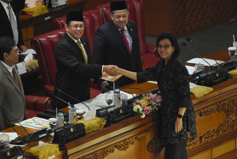 Menteri Keuangan Sri Mulyani Indrawati (kanan) menyampaikan pidato tanggapan pemerintah terhadap pandangan fraksi-fraksi terkait RUU APBN tahun 2020 disaksikan Ketua DPR Bambang Soesatyo (kedua kiri) didampingi Wakil Ketua DPR Fahri Hamzah (kedua kanan) dan Utut Adianto (kiri) dalam Rapat Paripurna ke-4 DPR RI masa persidangan I tahun sidang 2019-2020 di Kompleks Parlemen, Senayan, Jakarta, Selasa (27/8/2019).