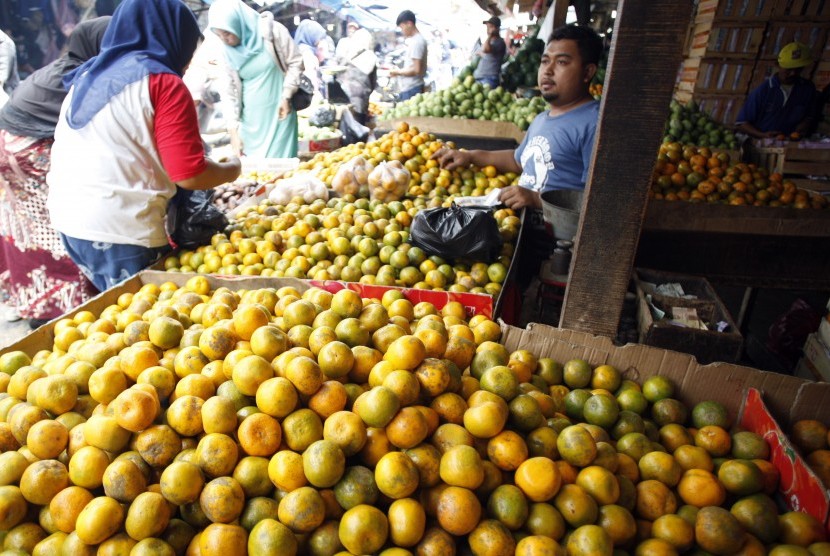 Pedagang buah melayani pembeli di sentra penjualan bua di Bogor, Jawa Barat, Selasa (27/8/2019).