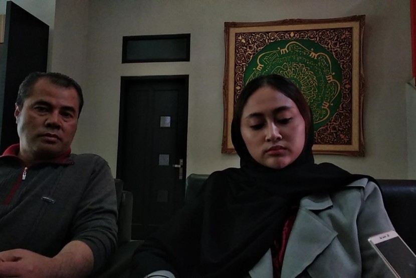 Aceng Fikri dan istrinya Siti Elina Rahayu, saat diwawancara wartawan di kediamannya, Kabupaten Garut, Selasa (27/8). 
