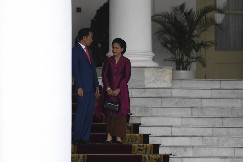 Presiden Joko Widodo (kiri) bersama Ibu Negara Iriana Joko Widodo (kanan) menanti kehadiran tamu negara Raja Malaysia Sri Paduka Baginda Yang Dipertuan Agong XVI, Sultan Abdullah Ri'ayatauddin Al Mustafa Billah Shah Ibni Almarhum Sultan Haji Ahmad Shah Al-Musta'in Billah di Istana Bogor, Jawa Barat, Selasa (27/8/2019).