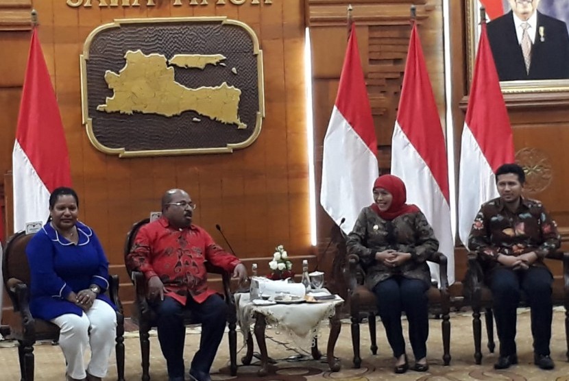 Gubernur Jawa Timur Khofifah Indar Parawansa menggelar pertemuan dengan Gubernur Papua Lukas Enembe di Gedung Negara Grahadi Surabaya, Selasa (27/8).