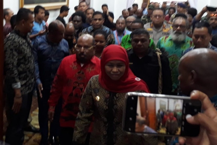 Gubernur Jawa Timur Khofifah Indar Parawansa menggelar pertemuan dengan Gubernur Papua Lukas Enembe di Gedung Negara Grahadi Surabaya, Selasa (27/8)
