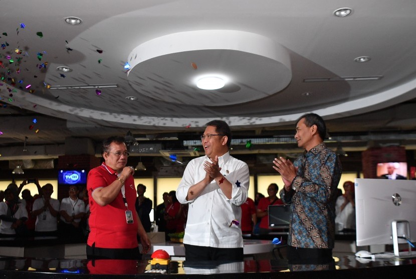 Menkominfo Rudiantara (tengah) didampingi Ketua Dewas LKBN Antara Sutrimo (kiri) dan Dirut LKBN Antara Meidyatama Suryodiningrat meresmikan ruang redaksi dan layanan terbaru LKBN Antara 'BrandA' di Wisma Antara, Jakarta, Selasa (27/8/2019).