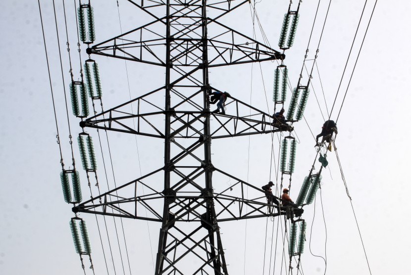 Pekerja memasang instalasi listrik di menara Sutet. (ilustrasi)