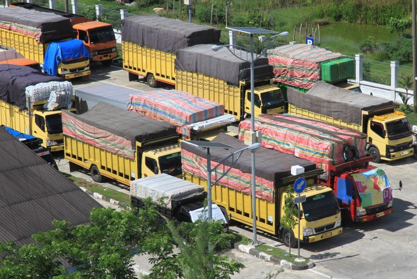 Sejumlah mobil angkutan barang terpaksa diparkir di halaman Pelabuhan Penyeberangan Meulaboh-Sinabang Desa Gampong Teugoh, Kecamatan Samatiga, Aceh Barat, Aceh, Selasa (27/8/2019).