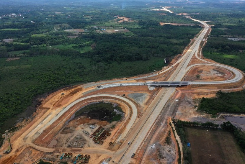 Foto aerial proyek pembangunan jalan Tol Balikpapan-Samarinda yang melintasi wilayah Samboja di Kutai Kartanegara, Kalimantan Timur, Rabu (28/8/2019)