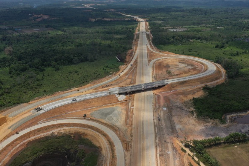 Foto aerial proyek pembangunan jalan Tol Balikpapan-Samarinda (Ilustrasi)