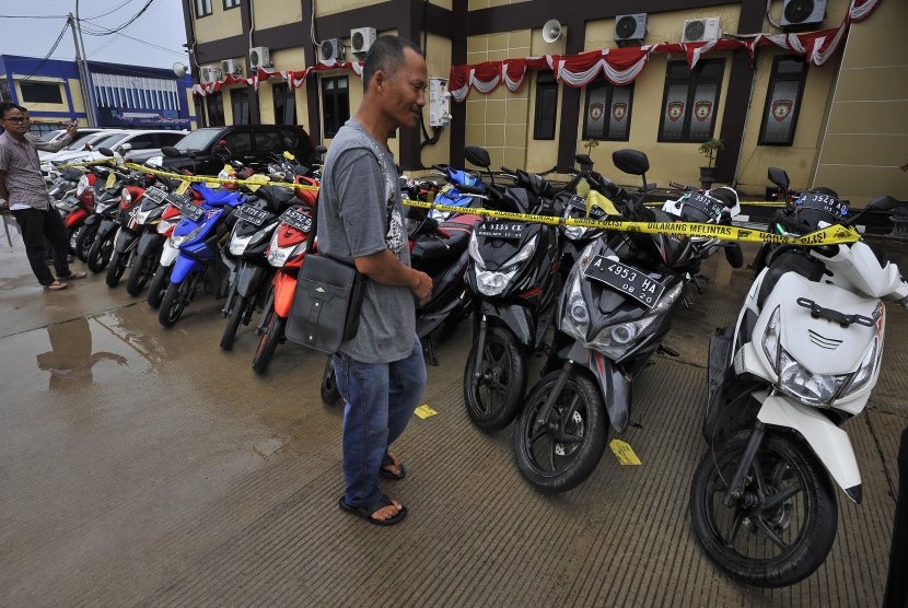 Sejumlah warga mencari motor mereka yang hilang dengan melihat deretan motor hasil curian usai Ekspose Kasus Curanmor di Mapolres Serang, di Serang, Banten, Rabu (28/8/2019).