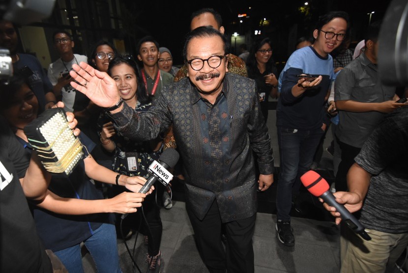 Mantan Gubernur Jawa Timur Soekarwo meninggalkan gedung KPK seusai menjalani pemeriksaan di Jakarta, Rabu (28/8/2019).