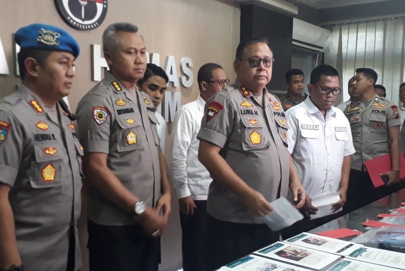 Kepala Kepolisian Derah Jawa Timur Irjen Pol. Luki Hermawan memberikan keterangan pers.