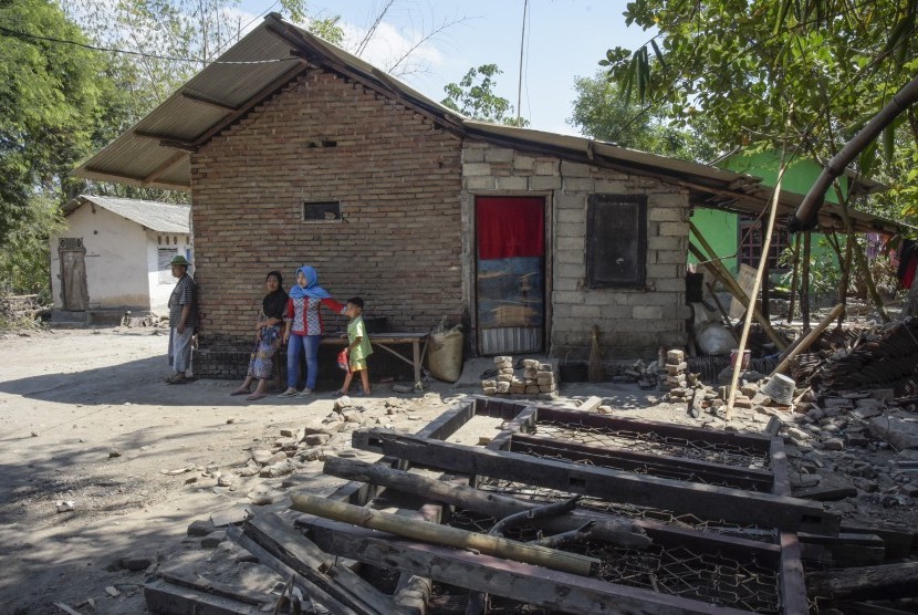 Sejumlah warga terdampak gempa berada di teras rumahnya di Desa Gemel, Praya, Lombok Tengah, NTB, Kamis (29/8/2019).