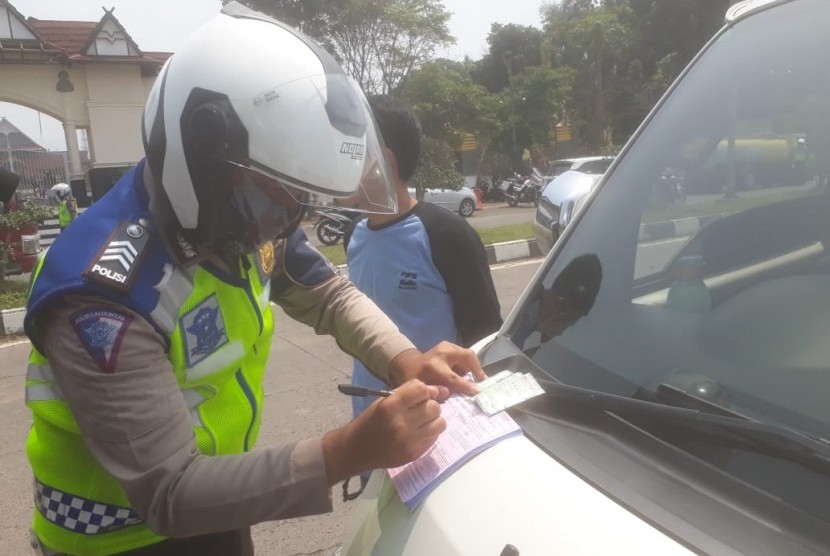 Operasi Patuh Lodaya Hari Pertama di Wilayah Hukum Polres Bandung, Pelanggar Didominasi pengendara yang tidak menggunakan helm dan melawan arus, Kamis (29/8). 