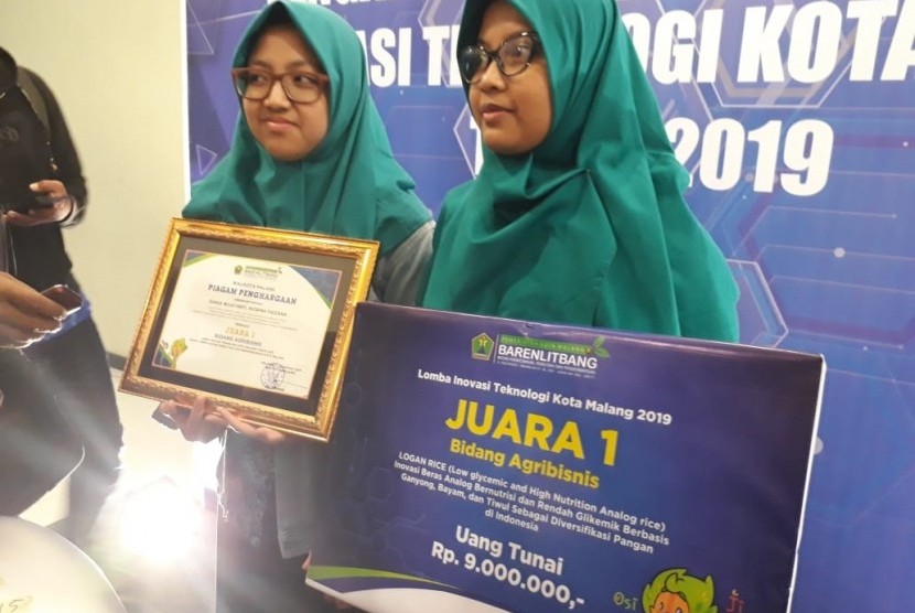 Dua siswi MTS Negeri 1 Kota Malang berhasil menjadi juara I dalam bidang agribisnis melalui beras analog di Inovasi Teknologi 2019, Savana Hotel & Convention, Kota Malang, Kamis (29/8)