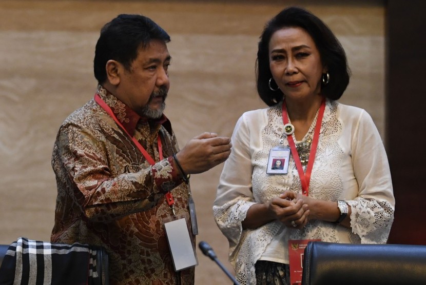Ketua Panitia Seleksi Calon Pimpinan Komisi Pemberantasan Korupsi (Pansel KPK) Yenti Ganarsih (kanan) berbincang dengan anggota Pansel KPK Hendardi (kiri) sebelum menyampaikan keterangan pers di Jakarta, Kamis (29/8/2019).