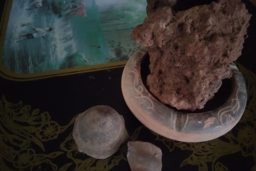 Beberapa artefak berupa potongan gerabah dan batu (ilustrasi)