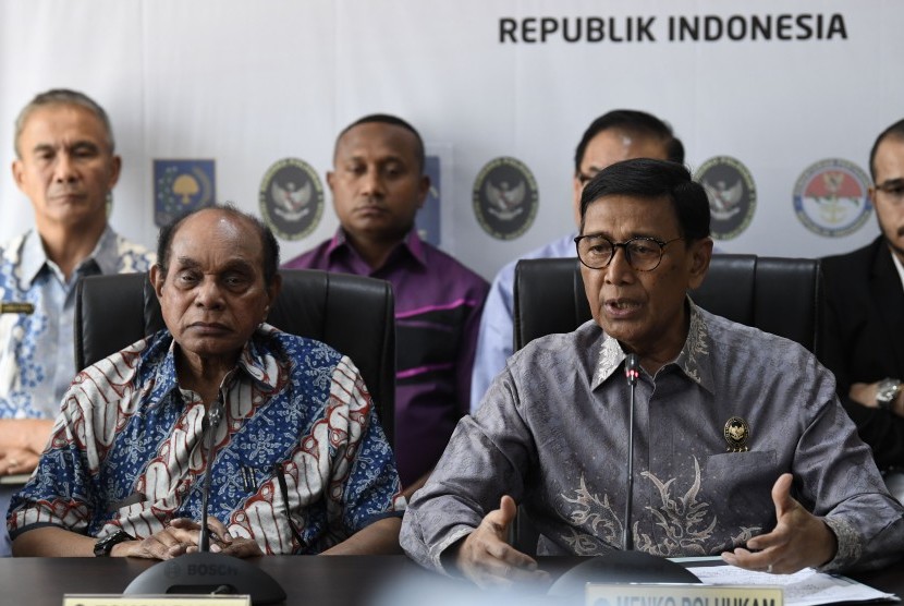 Menkopolhukam Wiranto (kanan) bersama tokoh Papua dan Papua Barat Freddy Numberi (kiri) menyampaikan keterangan terkait kondisi keamanan Papua di Jakarta, Jumat (30/8/2019). 