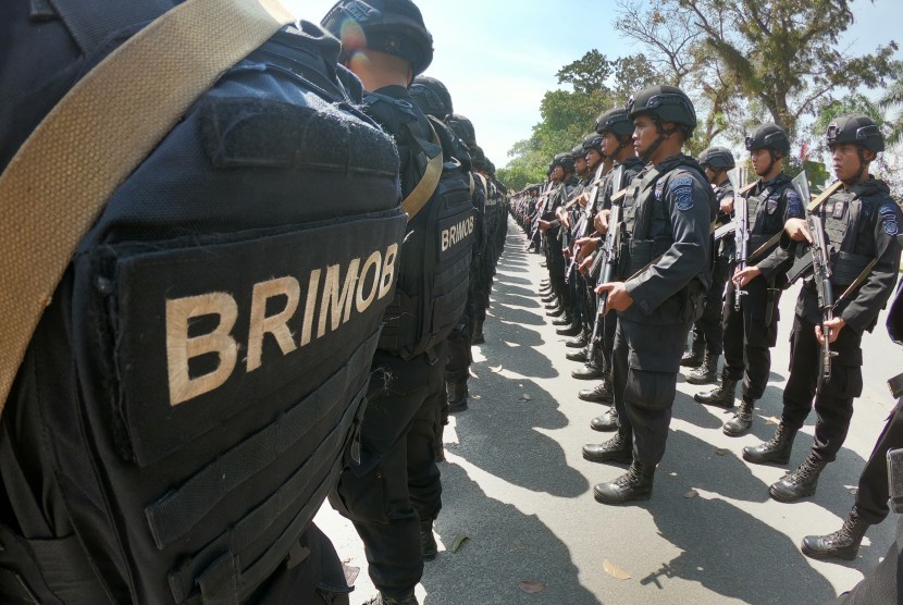 Personel Brigade Mobil (Brimob) Polda Jambi mengikuti apel sebelum diberangkatkan di Mapolda Jambi, Jambi, Jumat (30/8/2019). 