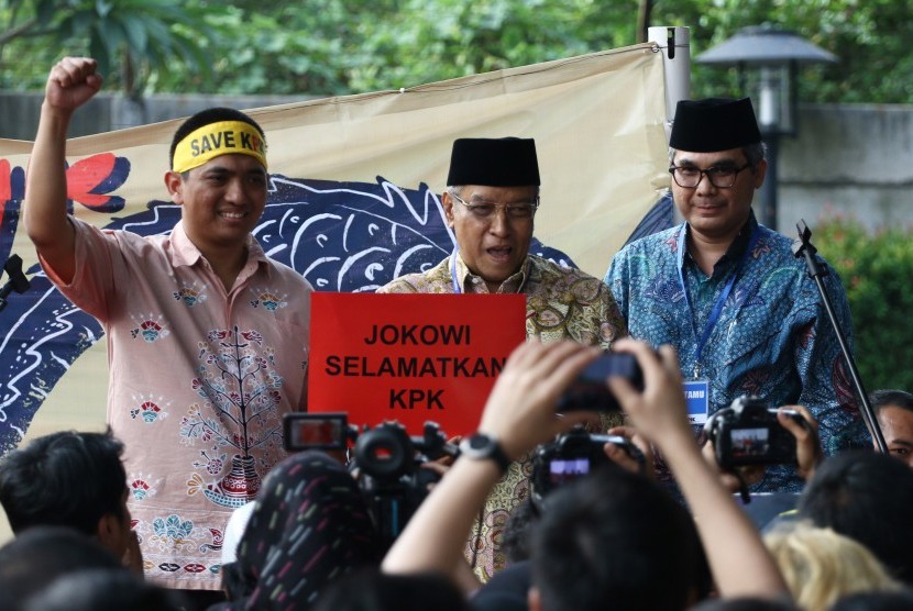 Ketua Umum Pengurus Besar Nahdlatul Ulama (PBNU) Said Aqil Siradj (tengah) memberikan sambutan saat aksi solidaritas Selamatkan KPK di Gedung KPK, Jakarta, Jumat (30/8/2019).