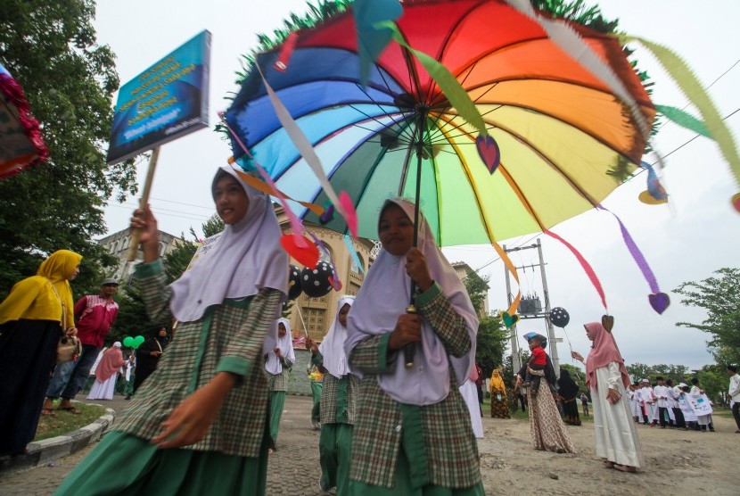 Peserta membawa berbagai atribut muslim saat mengikuti pawai ta’ruf menyambut tahun baru Islam 1 Muharram 1441 Hijriah, mengelilingi Kota Lhokseumawe, Aceh, Jumat (30/8/2019).