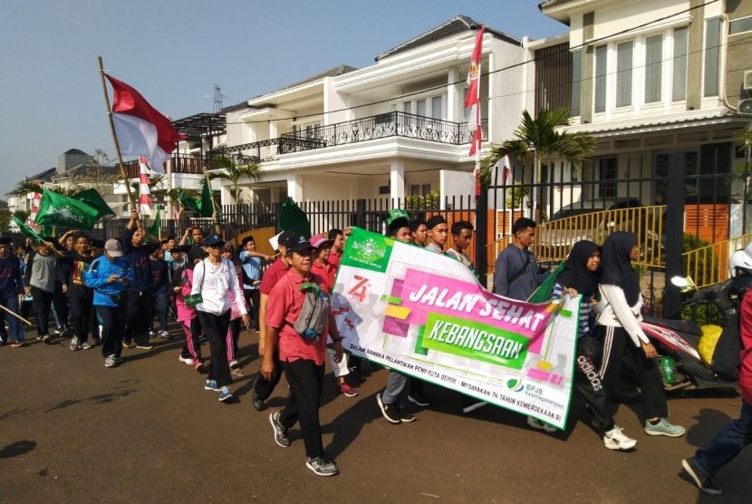 Ribuan massa mengikuti jalan santai kebangsaan yang digelar Pengurus Cabang Nahdlatul Ulama (PCNU) Kota Depok. 