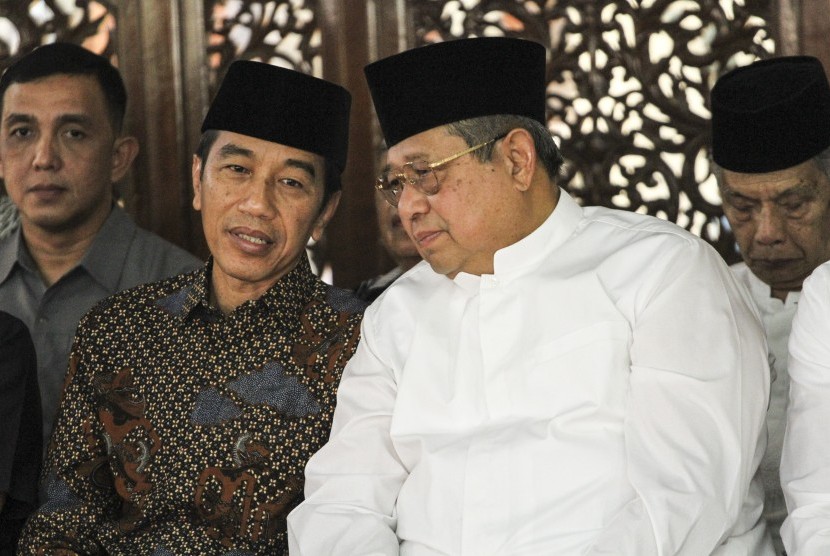 Presiden Joko Widodo (kiri) berbincang dengan Presiden keenam RI Susilo Bambang Yudhoyono (SBY). (ilustrasi)