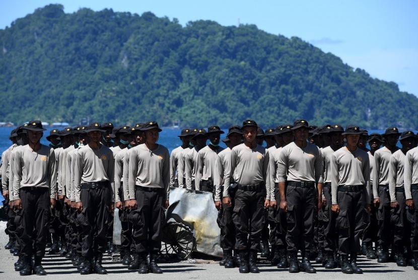 Sejumlah polisi berbaris saat mendapatkan arahan di Jayapura, Papua, Sabtu (31/8/2019). 